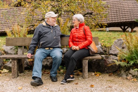 Ein Mann und eine Frau sitzen auf Parkbank