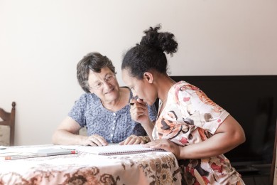Freiwillige Frau unterstützt Eritreerin bei Hausaufgaben