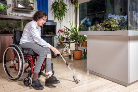 Frau im Rollstuhl Ergotherapie