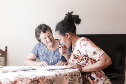 Freiwillige Frau unterstützt Eritreerin bei Hausaufgaben