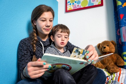 Babysitter liest Kind eine Geschichte vor
