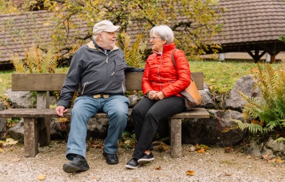 Ein Mann und eine Frau sitzen auf Parkbank